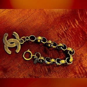AUTHENTIC CHANEL CHAIN BRACELET. This piece is fabulous and fun to wear.